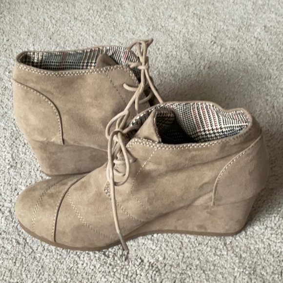 WOMENS TAN SUADE WEDGED ANKLE BOOTS US 7 - Picture 1 of 5